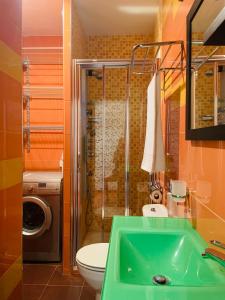 a bathroom with a green sink and a toilet at Casa Cambrils Bahia in Cambrils