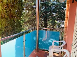 a balcony with two white chairs and a swimming pool at Casa Cambrils Bahia in Cambrils