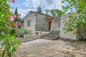 a house with stairs in front of it at Les Vignes de Carcassonne - Piscine et clim in Capendu