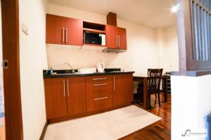 Кухня або міні-кухня у Kanavera Sriracha Hotel & Serviced Apartment