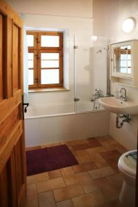 A bathroom at Garábi Udvarház