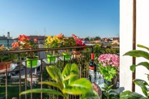 uma garrafa de vinho numa varanda com flores em La Nadia em Marghera