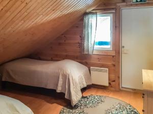 ein Schlafzimmer mit einem Bett und einem Fenster in der Unterkunft Holiday Home Antin mökki by Interhome in Ylikyro