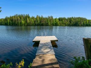 un muelle de madera en medio de un lago en Holiday Home Oravanpesä by Interhome en Tuohikotti