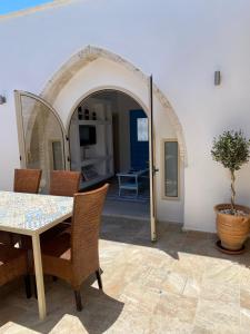 een eetkamer met een tafel en stoelen bij Villa Caerus in Paphos City