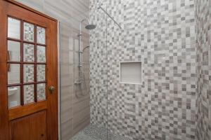 Un baño con ducha y puerta de madera. en Casa Jacarandá, en Silves 49 fotos más