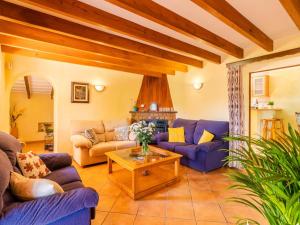 una sala de estar con sofás morados y una mesa. en Holiday Home Can Josepot by Interhome, en Alcudia