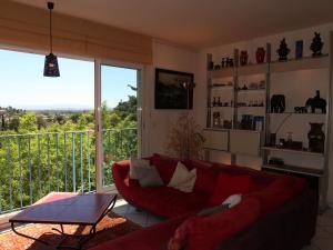 Televisyen dan/atau pusat hiburan di Holiday Home La Cigale by Interhome