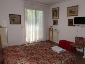 - une chambre avec un lit, une chaise et une fenêtre dans l'établissement Holiday Home La Cigale by Interhome, à Villeneuve-lès-Avignon