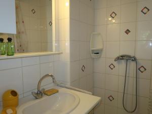 ヴィルヌーヴ・レ・ザヴィニョンにあるHoliday Home La Cigale by Interhomeの白いバスルーム(シャワー、シンク付)