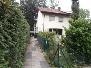 a white house with a fence and a garden at schöne Wohnung für 1-4 Gäste in Ostfildern