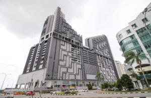een groot gebouw in een stad met hoge gebouwen bij Imperio Residence City View in Melaka