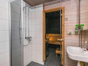 Koupelna v ubytování Holiday Home Kuusirinne by Interhome