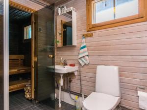 Koupelna v ubytování Holiday Home Kuusirinne by Interhome