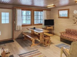 TV a/nebo společenská místnost v ubytování Holiday Home Kuusirinne by Interhome