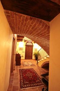 a hallway with aoyer with a door and a rug at Heremo Delle Ripe in Trinità