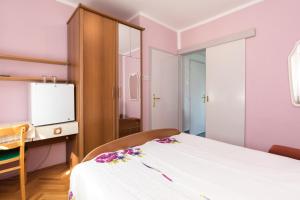 una camera con letto bianco e specchio di Vesna a Baška