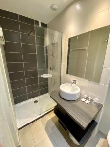 een badkamer met een wastafel en een douche bij VTF Clairefont in Bandol
