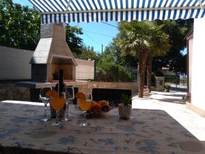 - une table avec des verres d'oranges et une bouteille de vin dans l'établissement NINO, à Rijeka