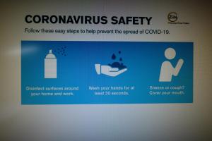 un signo que dice seguridad coronavirus con una botella de agua en Oriental Zen Suites, en Manila