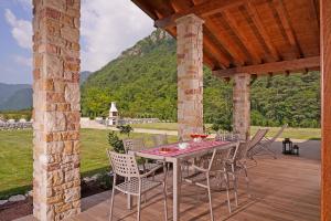 una mesa y sillas en un patio con vistas en Agriturismo Hegemone, en Tremosine Sul Garda