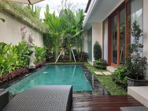 ein Swimmingpool im Hof eines Hauses in der Unterkunft The Satya Villa in Ubud