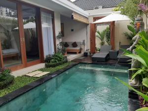 Der Swimmingpool an oder in der Nähe von The Satya Villa