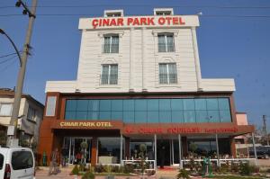 um edifício branco com uma placa em cima em Çınarpark Hotel em Korfez