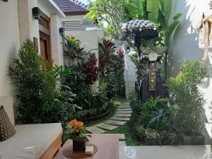Ein Garten an der Unterkunft The Satya Villa