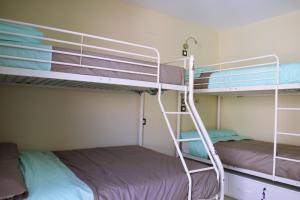 Poschodová posteľ alebo postele v izbe v ubytovaní ALBERGUE HOSTING DUERO