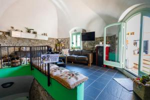 Televízia a/alebo spoločenská miestnosť v ubytovaní Arvé Castelbianco - B&B e Appartamento