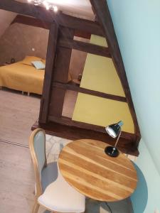 Pokój ze stołem, krzesłem i łóżkiem w obiekcie L'instant Au Présent w mieście Beloeil