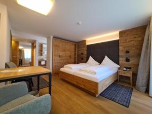 Un pat sau paturi într-o cameră la Hotel Bergblick