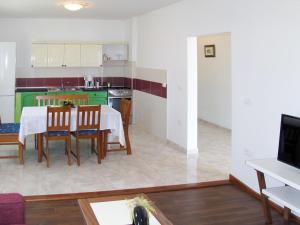 uma cozinha e sala de estar com mesa e cadeiras em Holiday Home Angelina - LBN428 by Interhome em Labin