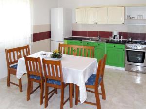 Kuhinja ili čajna kuhinja u objektu Holiday Home Angelina - LBN428 by Interhome