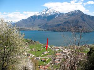 een rode vlag op een heuvel met een meer en bergen bij Holiday Home Gelsomino by Interhome in Consiglio di Rumo