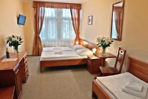 Een bed of bedden in een kamer bij Hotel Liliova Prague Old Town