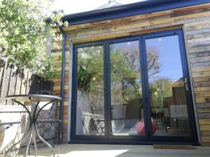 une porte coulissante en verre sur une maison avec une table dans l'établissement Derby Den by Cliftonvalley Apartments, à Bristol