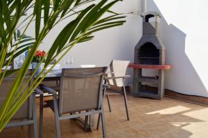 comedor con mesa y horno de pizza en Apartment Sunny Harbour, en Santa Pola