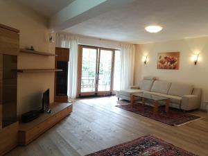 TV a/nebo společenská místnost v ubytování Landhaus Chalet Rosenrot