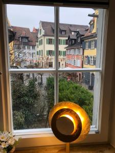 ein großes Fenster mit Stadtblick in der Unterkunft Studio am Neuen Schloss Meersburg in Meersburg