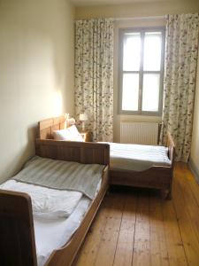 - 2 lits dans une chambre avec fenêtre dans l'établissement Schlössliches Ambiente mitten in der Natur, à Bodenfelde