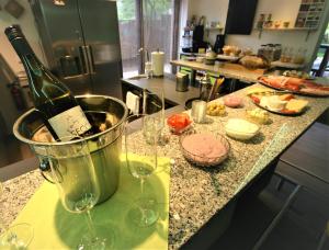 una bottiglia di vino in un secchio sul bancone della cucina di Schacht34 a Oberhausen