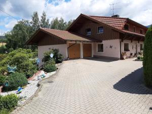 a house with a driveway in front of it at Ferienwohnung Butterfly in Lam
