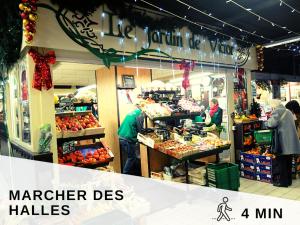 アヴィニョンにあるAventure Avignonnaise - AUTHENTIQUE - INTRAMUROS - CITY CENTERの果物野菜市場前に立つ男性店