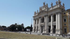 un gran edificio con gente caminando delante de él en Gioia Guest House, en Roma