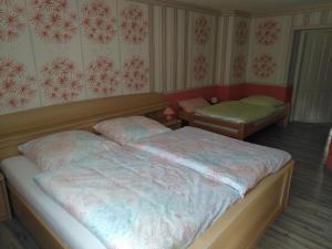 Ένα ή περισσότερα κρεβάτια σε δωμάτιο στο Urlaub im Fachwerkhaus