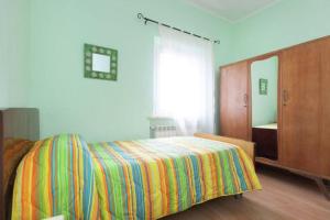 1 dormitorio con 1 cama, vestidor y ventana en Casa Vacanze Wellness La Rocca, en Mondavio