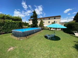 Бассейн в Appartamenti Corte dell'Arancio или поблизости