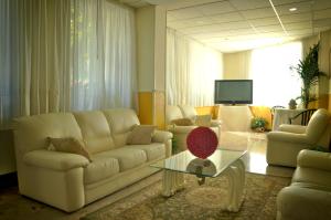 TV a/nebo společenská místnost v ubytování HOTEL IL CORALLO